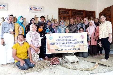Nawal Lubis saat melihat para pengrajin Sumut yang sedang belajar menganyam, di Desa Tumbuh, Kabupaten Karangasem, Bali, Senin (1/8).