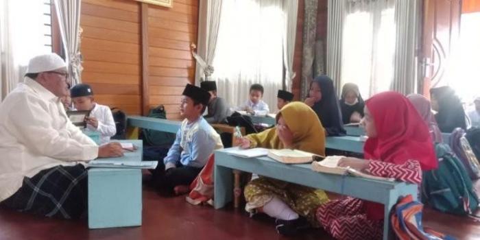 Syarfi Hutauruk menguji langsung kemampuan hapalan Al Qur'an putra-putri rumah Tahfidz Mahkota Sufaro, Al-Qur'an, Kec. Pandan