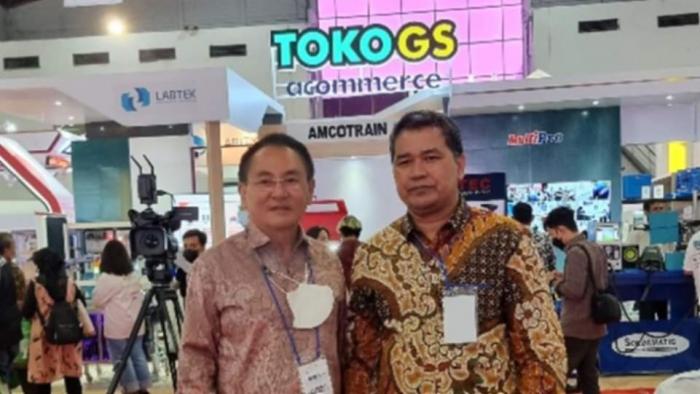 President Director Multi Group Roger Tjakradisurya (kiri) saat hadiri Apkasi Procurement Network (APN) 2022. 
