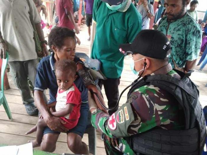 Satgas Yonif 126/Kala Cakti Bersama Tenaga Kesehatan Puskesmas Ubrub Gelar Pengobatan Massal