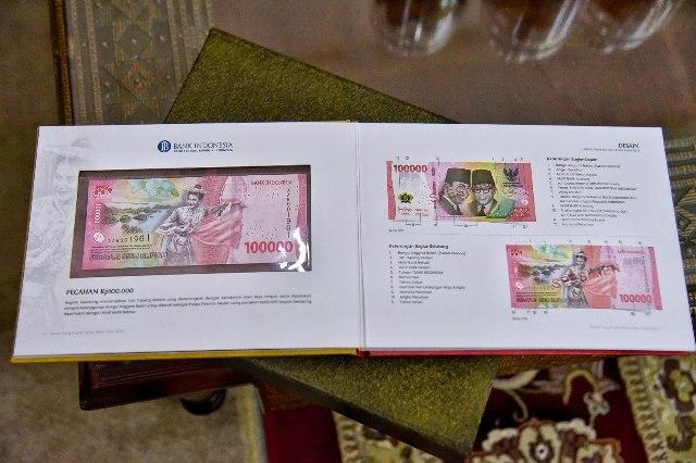 Launching peluncuran uang tahun emisi 2022 oleh Gubernur Bank Indonesia Perry Warjiyo dan Menteri Keuangan Republik Indonesia Sri Muliani di Rumah Jabatan Gubernur, Jalan Jenderal Sudirman Medan, Kamis (18/8/2022).