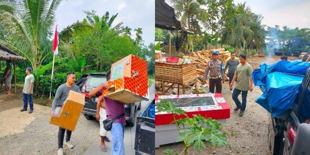 Petugas membawa barang bukti mesin judi 