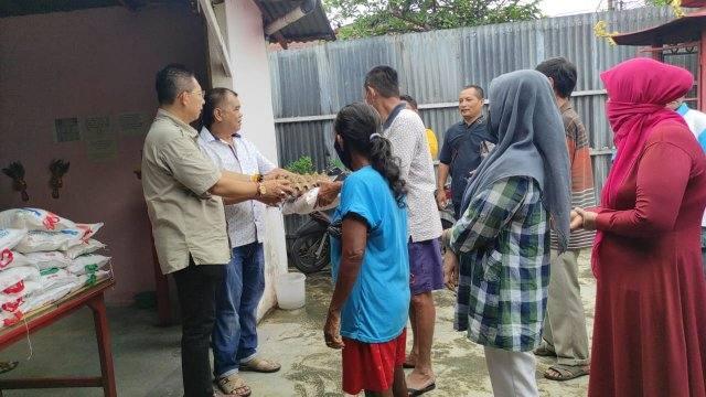 Berbagi kepada masyarakat Hungry Ghost Festival di Vihara Thai Seng Hutco, Medan Sunggal, Minggu (21/8)