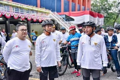 Edy Rahmayadi melepas sekaligus mengikuti Gowes Bermartabat bersama Bank Sumut di Kantor Utama Bank Sumut Jalan Imam Bonjol Medan, Minggu (14/8/2022).