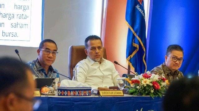 Musa Rajekshah memimpin Rapat Umum Pemegang Saham Luar Biasa (RUPS-LB) PT Bank Sumut, di Kantor Pusat Bank Sumut Jalan Imam Bonjol Medan, Senin (1/8).&nbsp;