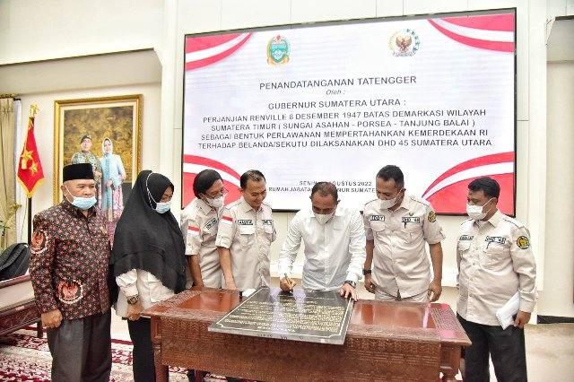 Edy Rahmayadi menandatangani Tatengger Perjuangan Rakyat Asahan di Pulau Rakyat, sebagai dampak Perjanjian Renville, di Medan, Senin (15/8/2022).