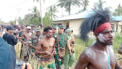 Kunjungan Pangdam XVII/Cenderawasih, Mayjen TNI Teguh Muji Angkasa dan Ketua Persit KCK PD XVII/Cenderawasih, ke Kokonao