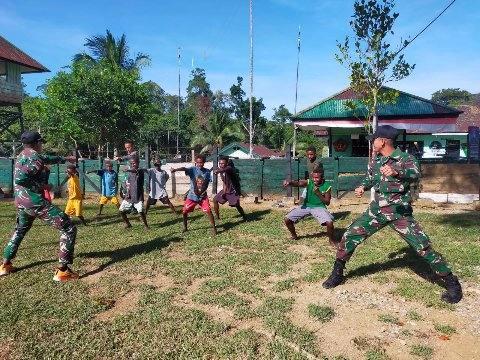 Satgas Yonif 126/KC Pos KM 140 latihkan ilmu bela diri Karate kepada anak-anak Kampung Monggoefi