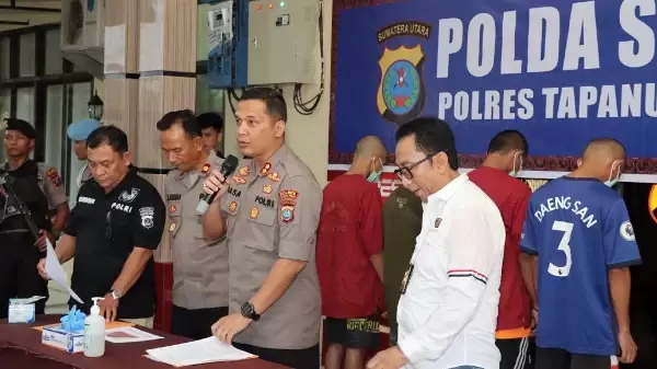 Kapolres Tapteng, AKBP Basa Emden Banjarnahor SIK, MH di dampingi Waka Polres Tapteng, Kompol Kamaluddin Nababan SH dan Kasi Humas Polres Tapteng, Kompol Horas Gurning serta Kasat Reskrim Polres Tapteng, AKP Sisworo, saat melaksanakan konferensi pers.