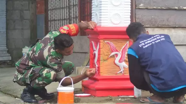 Pengecatan Gapura oleh Babinsa menyambut HUT Kemerdekaan RI 