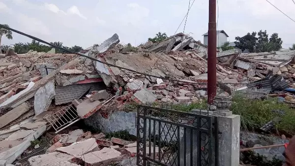 Material bangunan yang ambruk