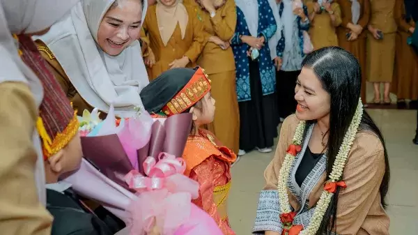 Dukung Penanganan Stunting, Ny Kahiyang Ayu Serahkan PMT kepada 370 Lembaga PAUD