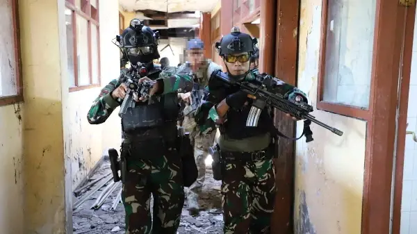 Latihan Close Quarter Battle (CQB) yang melatihkan taktik pertempuran jarak dekat