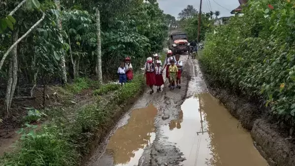 Puluhan murid SD di Dairi saat melintas dan menyuarakan permintaan perbaikan jalan rusak kepada Jokowi.