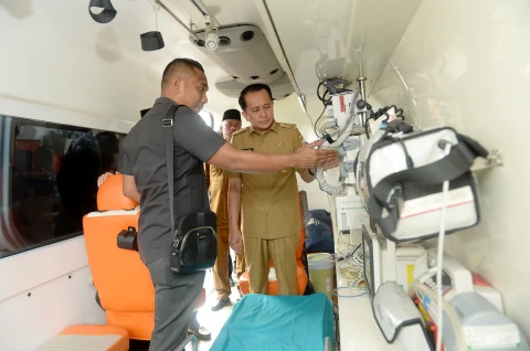 Agus Fatoni melepas Parade Ambulans dalam rangka menyukseskan PON XXI Sumut-Aceh di Halaman Rumah Dinas Gubernur Sumut, Jalan Sudirman Kota Medan, Selasa (27/8). Parade yang diikuti oleh 79 Ambulance ini berasal dari RS Pemerintah, RS Daerah, RS TNI/Polri dan RS Swasta.