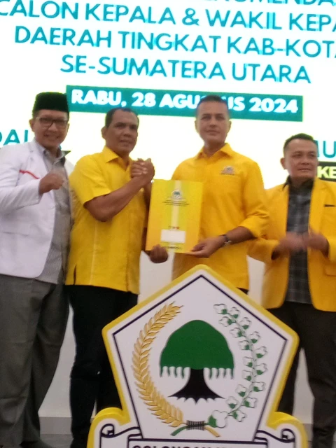 Pasangan Zainuddin - Hendro saat menerima Formulir Model B.1-KWK dari Golkar