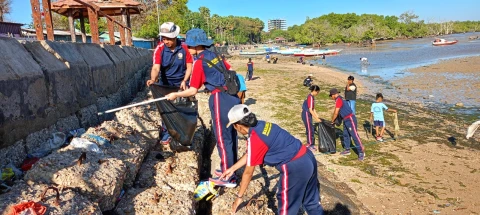 Kegiatan Clean Up atau pembersihan di Pesisir Pantai Nelayan Kelurahan Oesapa