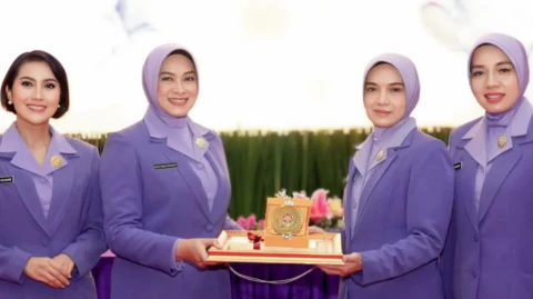 Ny. Evi Agus Subiyanto memimpin acara serah terima jabatan (Sertijab) Ketua Harian Dharma Pertiwi