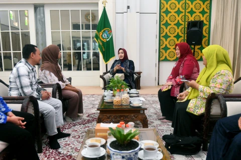 Tyas Fatoni bersama Wakil Ketua Dekrnasda Sumut Dian Arief Trinugroho menerima audiensi Finalis Kompetisi Kerajinan Asta Kriya Nusantara 2024, Minggu (18/8/2024).