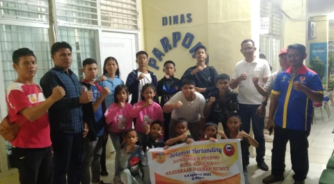 Kadis Pemuda dan Olahraga Sibolga, didampingi Ketua KONI, Ketua Forki Sibolga serta orang tua atlit, berangkatkan Atlit Inkado Sibolga menuju Kejurda di Binjai.