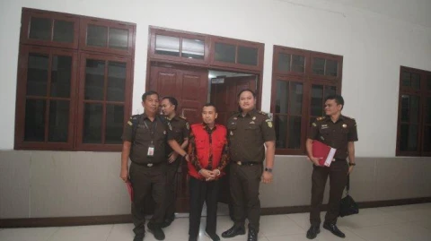 Pelimpahan Tersangka & Barang Bukti Ketua STKIP Al-Maksum