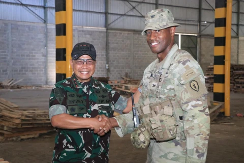 Mayjen TNI Anton Yuliantoro saat meninjau Latma Ksatria Warrior 2024