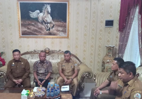 Pj Bupati Tapanuli Tengah, Dr. Sugeng Riyanta SH., MH., didampingi Sekda Kabupaten Tapteng bersama Asisten Pemerintahan dan Kesra, Kepala Inspektorat dan Kabag Hukum Pemkab Tapteng.