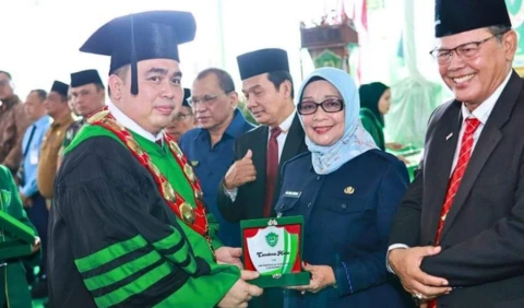 Hj Ellya Rosa Siregar  menghadiri Wisuda Sarjana Angkatan ke-XII Univa Labuhanbatu