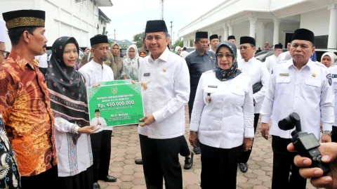 Penjabat (Pj) Gubernur Sumatera Utara (Sumut) Agus Fatoni melakukan Safari Dakwah dan Tabligh Akbar serta Doa Keselamatan bersama Ustaz Yusuf Mansur dalam rangka PON XXI Aceh - Sumut di Kabupaten Labuhanbatu, Rabu (28/8/2024).