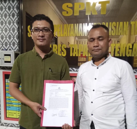 Kuasa Hukum Pj Bupati Tapteng, Fahmoni Gulo SH., dan Elfin SH., seusai memberikan laporan ke Polres Tapteng