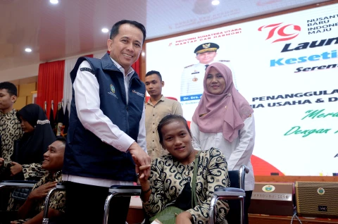 Agus Fatoni didampingi oleh Pj Ketua TP PKK Provinsi Sumut Tyas  Fatoni meluncurkan Gerakan Kesetiakawanan Sosial Serentak Se-Sumut di Aula Tengku Rizal Nurdin Jalan Jenderal Sudirman Kota Medan, Rabu (21/8). 