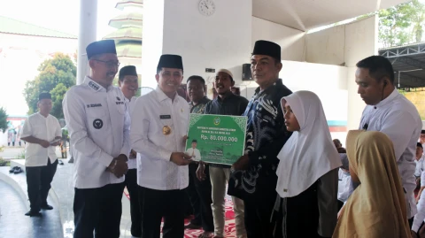 Penjabat (Pj) Gubernur Sumatera Utara (Sumut) Agus Fatoni melakukan Safari Dakwah dan Tabligh Akbar serta Doa Keselamatan bersama Ustaz Yusuf Mansur dalam rangka PON XXI Aceh - Sumut di Kabupaten Labusel, Rabu (28/8/2024).