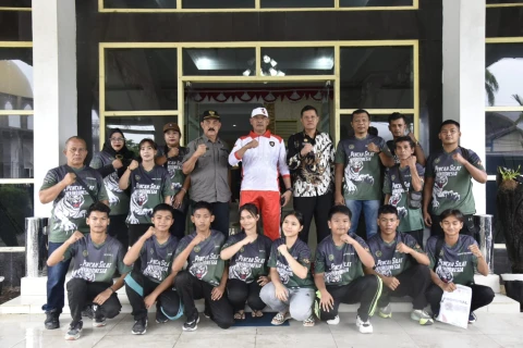 Wakil Bupati Tapteng, Mahmud Efendi Lubis, foto bersama 10 Atlit Perguruan Silat Hari Hilang Tapteng dan official pendamping, usai memberikan arahan dan dukungan sebelum mengikuti kompetisi 3rd International Pencak Silat Indonesia Open 2025.