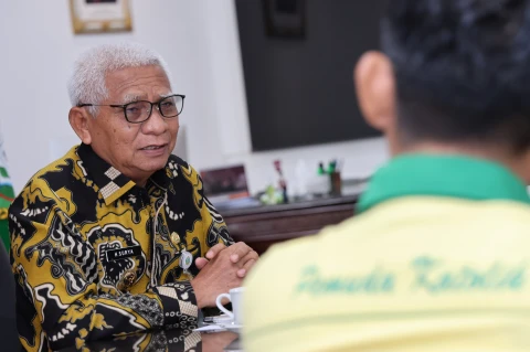 H. Surya menerima silaturahmi para pimpinan (Ketua dan Sekretaris) Organisasi Kepemudaan di Ruang Kerja Wakil Gubernur Lantai 9 Kantor Gubernur Sumut Jalan Diponegoro Kota Medan, Jumat (29/8). 