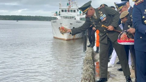 Upacara Tabur Bunga di Pelabuhan Poumako Dalam Rangka Memperingati HUT Ke-80 Kemerdekaan RI