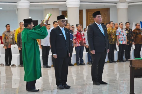 Bobby Nasution melantik Pejabat Pimpinan Tinggi Pratama Lingkungan Pemerintah Provinsi Sumut di Aula Raja Inal Siregar Kantor Gubernur Sumut Jalan Diponegoro Nomor 30 Medan, Jumat (22/8/2025).  