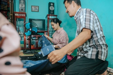 Ketua Dewan Kerajinan Nasional Daerah (Dekranasda) Sumatera Utara (Sumut) Kahiyang Ayu, mengunjungi sentra pengrajin songket di Desa Silo Bonto, Kecamatan Silau Laut, Kabupaten Asahan,  Senin (4/8).