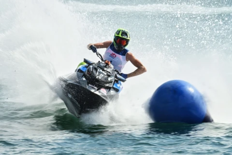 Para rider memacu kecepatan jetskinya pada Aquabike Jetski World Championship 2025 yang diselenggarakan di Balige, Kabupaten Toba, Minggu (17/8/2025).