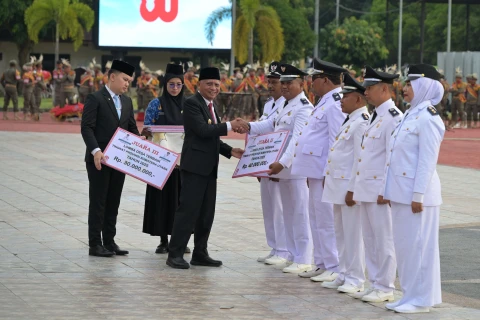 Surya menjadi pembina Upacara Penurunan Bendera Merah Putih di Lapangan Astaka Dispora Sumut, Jalan William Iskandar, Deliserdang, Minggu (17/8/2025).