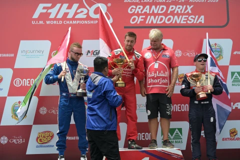 Bobby Nasution menyerahkan trofi kepada juara F1 Powerboat GP of Indonesia 2025, di Pelabuhan Mulia Raja Napitupulu, Balige, Toba, Minggu (24/8/2025) 
