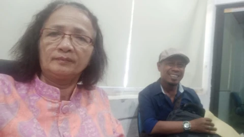 Sekretaris DPW FSPMI Sumut, Tony Rickson Silalahi (bertopi sebelah kanan) berswafoto bersama Mediator Hi Disnaker Provsu, Dosminar Siallagan saat agenda Panggilan Klarifikasi.