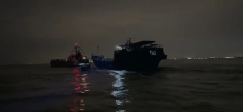 KLM Berkat Yakin 01 ditarik dan dipandu menuju area lego jangkar yang aman.&nbsp; 