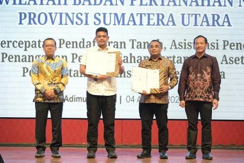 Bobby Afif Nasution, bersama Kepala Kantor Wilayah ATR/BPN Sumut Sri Pranoto, Staf Ahli Menteri ATR/BPN Bidang Teknologi dan Informasi Dwi Budi Martono, meluncurkan Layanan Peralihan Hak Atas Tanah (HAT) secara Elektronik di Hotel Adimulia, Jalan Diponegoro Nomor 8, Medan, Senin (4/8/2025).