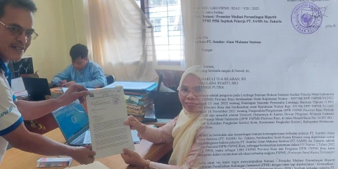 Wakil Direktur LBH FSPMI Provinsi Riau, Maulana Syafi'i, SH.I saat menyampaikan tembusan surat somasi ke perusahaan tempat pekerja "Z" bekerja di kantor Disnaker Rokan Hulu di Pasir Pengaraian dan Tanda terima surat somasi / prosedur mediasi perundingan Bipartit PPHI PHK Sepihak pekerja "Z", oleh kantor Disnaker Rokan Hulu di Pasir Pengaraian.