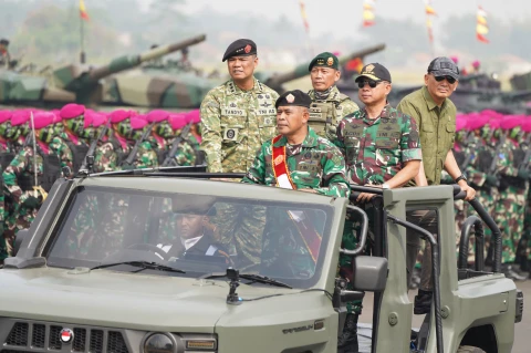 Peninjauan langsung pelaksanaan geladi bersih Upacara Gelar Pasukan Operasional dan Kehormatan Militer