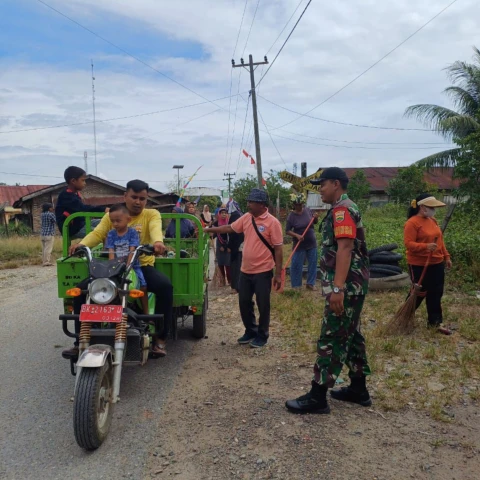 Prajurit TNI gotong royong bersama warga di Desa Karang Anyar
