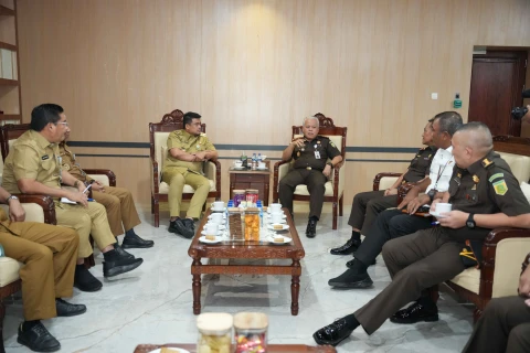 Bobby Nasution menerima kunjungan Kepala Kejaksaan Tinggi Sumut Harli Siregar beserta jajarannya di Ruang Kerja Lantai 10 Kantor Gubernur Sumut Jalan Diponegoro Kota Medan, Selasa (12/8).