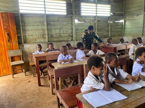 Prajurit TNI Jadi Pengajar di Kampung Upkim, Boven Digoel