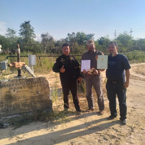 Sri Hartono memperlihatkan sertifikat tanahnya di lokasi lahan yang diduga diserobot