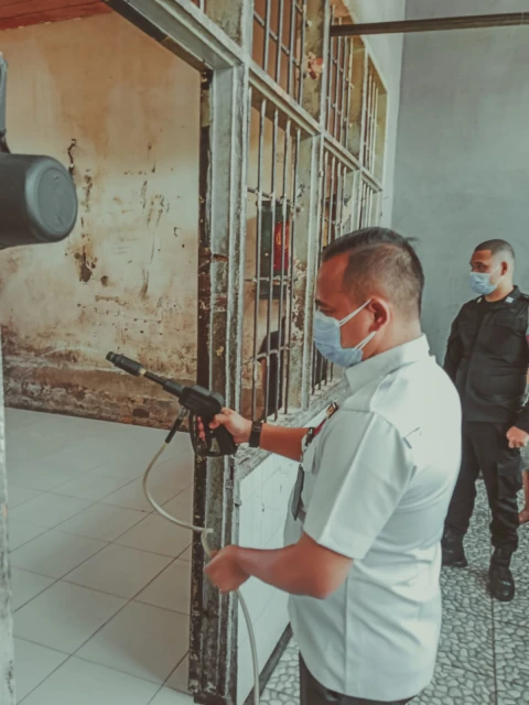Antisipasi Penyebaran Penyakit Lapas Rantauprapat Lakukan Penyemprotan Disinfektan Pada Kamar Hunian WBP